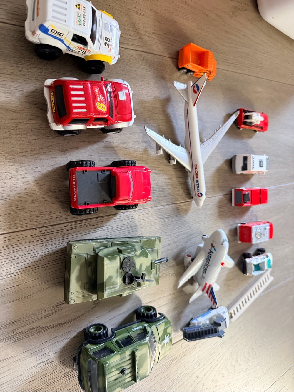 Bundle of 18 Toy Airliner with Assorted Rescue & Military Vehicle Cars - Picture 9 of 11